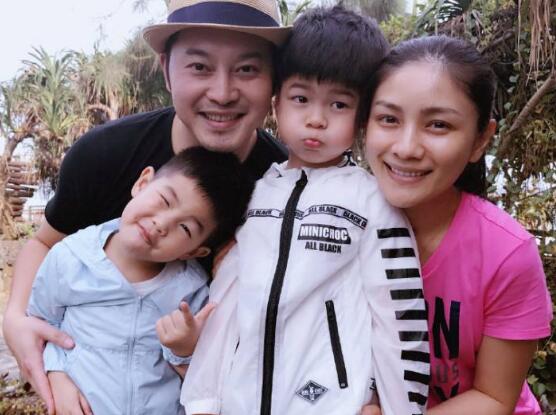 父爱爆棚!沙溢晒安吉踢球照 安吉样子认真元气满满酷帅范儿十足