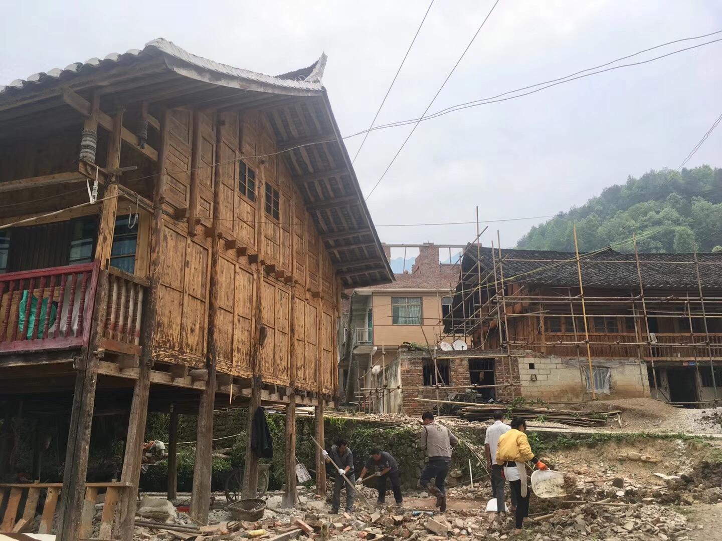 贵州吊脚楼神奇平移 居民该住则住该玩则玩生活未受影响
