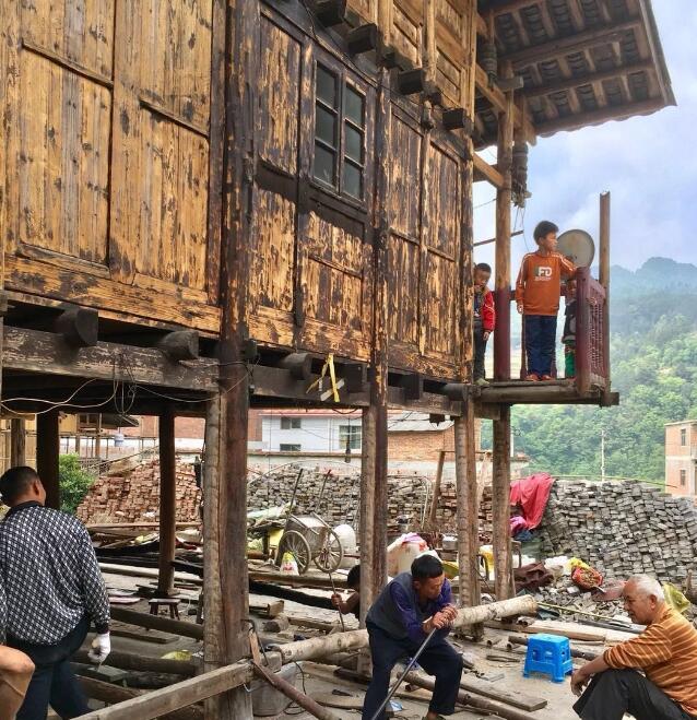 贵州吊脚楼神奇平移 民间土法三天挪七米不影响照常生活