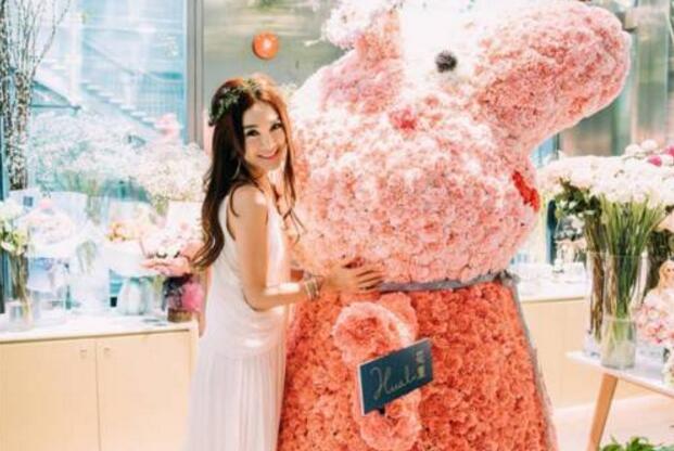 为自己代言！温碧霞开花店与佩奇合影 大展拳脚杀入商界