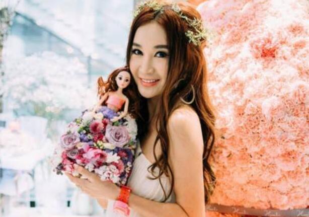 为自己代言！温碧霞开花店与佩奇合影 大展拳脚杀入商界