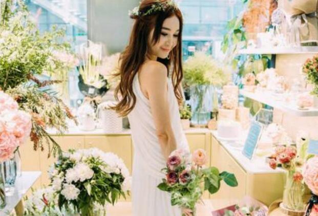 为自己代言！温碧霞开花店与佩奇合影 大展拳脚杀入商界