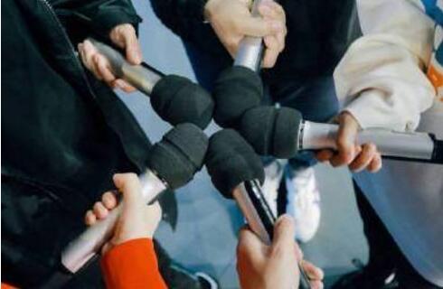 一晃12年！快乐家族合照 谢娜复工《快乐大本营》首露面