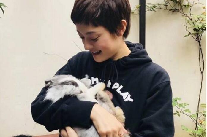 孙俪携萌宠助力公益呼吁领养 怀抱小兔兔尽显母爱本色