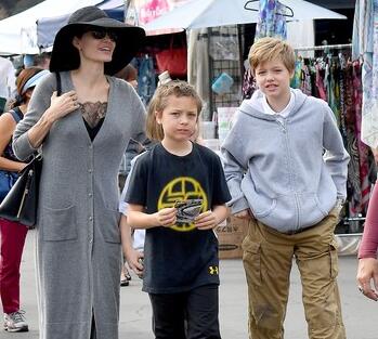 网友傻眼！朱莉教儿子开飞机 