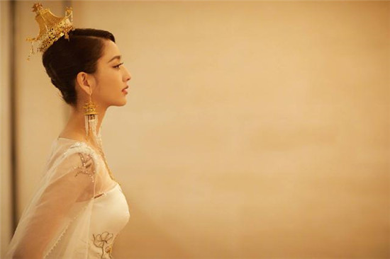 黄渤道歉！一个失误引出不为人知的秘密：佟丽娅原名佟亚丽！