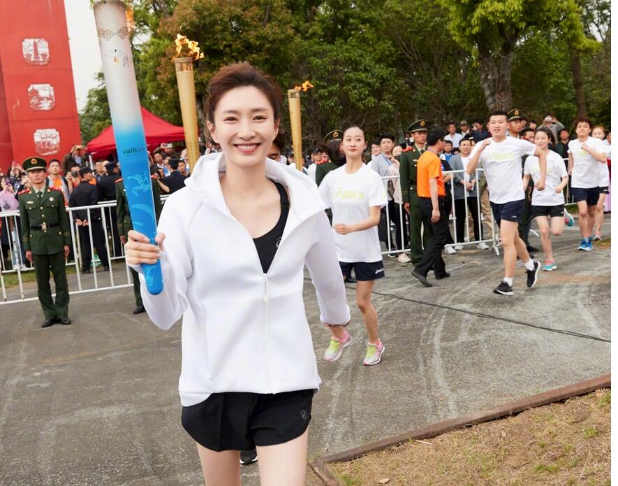 阳光女神！江疏影火炬手 2018鉴真半程国际马拉松赛在扬州开赛