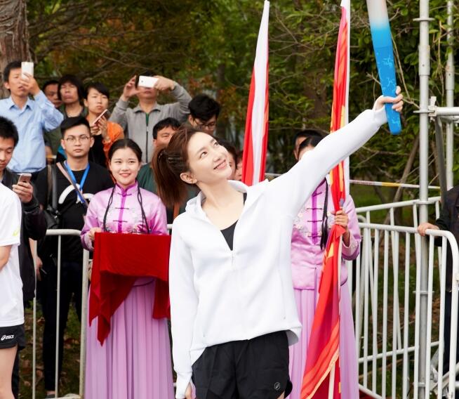 阳光女神！江疏影火炬手 2018鉴真半程国际马拉松赛在扬州开赛