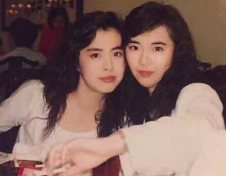 简直美翻了!王祖贤闺蜜晒旧照 51岁