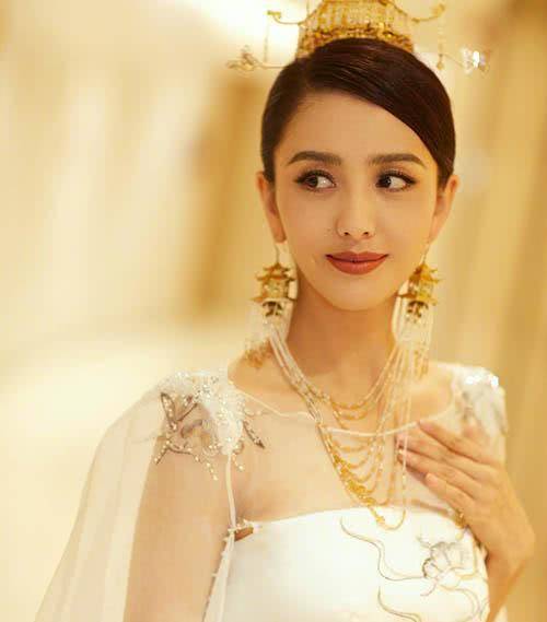 佟丽娅念成佟娅丽!黄渤道歉女神丫丫 因为太紧张念错了名字