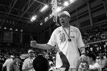 辽宁男篮夺冠圆了4300万人民的梦 韩德君赛后剪篮网庆祝