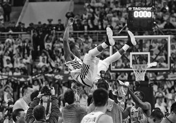 辽宁男篮夺冠圆了4300万人民的梦 韩德君赛后剪篮网庆祝