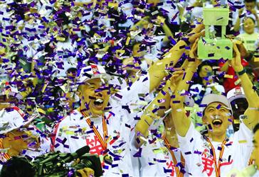 辽宁男篮夺冠圆了4300万人民的梦 韩德君赛后剪篮网庆祝