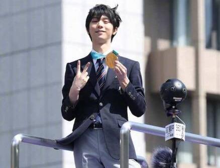 震撼实拍!羽生结弦仙台巡游 12万人齐聚一睹