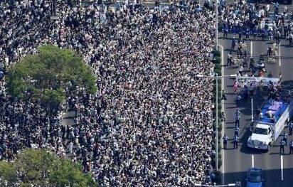 震撼实拍!羽生结弦仙台巡游 12万人齐聚一睹