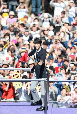 壮观！羽生结弦仙台巡游引发万人空巷 全国各地的迷妹们都来了