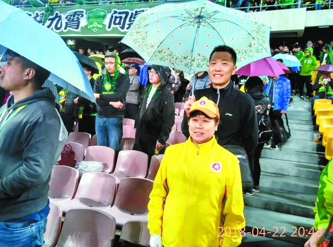 球迷为武警撑雨伞 这组“工体撑伞照”在网络上走红