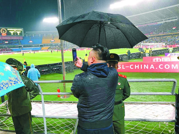 球迷为武警撑雨伞 这组“工体撑伞照”在网络上走红