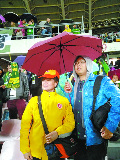 球迷为武警撑雨伞 这组“工体撑伞照”在网络上走红