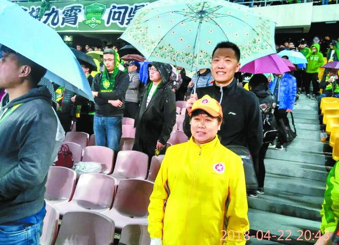 暖心！国安球迷为武警撑伞 “工体撑伞照”在微博走红网络疯传