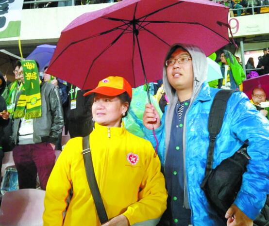暖心！国安球迷为武警撑伞 “工体撑伞照”在微博走红网络疯传