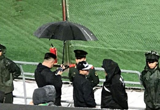 暖哭了!国安球迷为武警撑伞 一直等到所有观众都离场了才最后离开