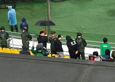 暖哭了!国安球迷为武警撑伞 一直等到所有观众都离场了才最后离开