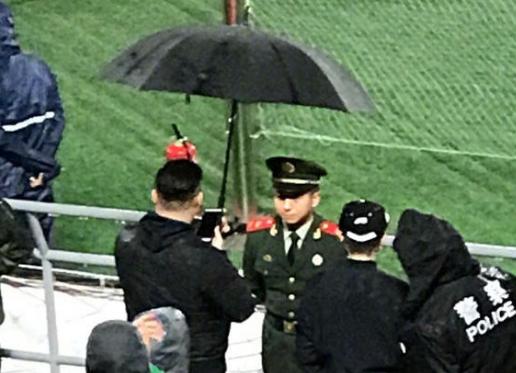 暖哭了!国安球迷为武警撑伞 一直等到所有观众都离场了才最后离开