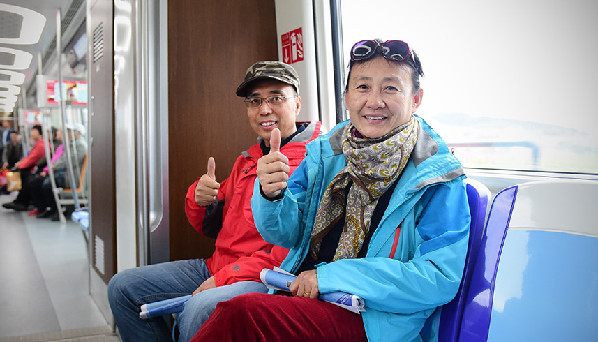 开往春天的11号线 他们的脸上写满喜与乐