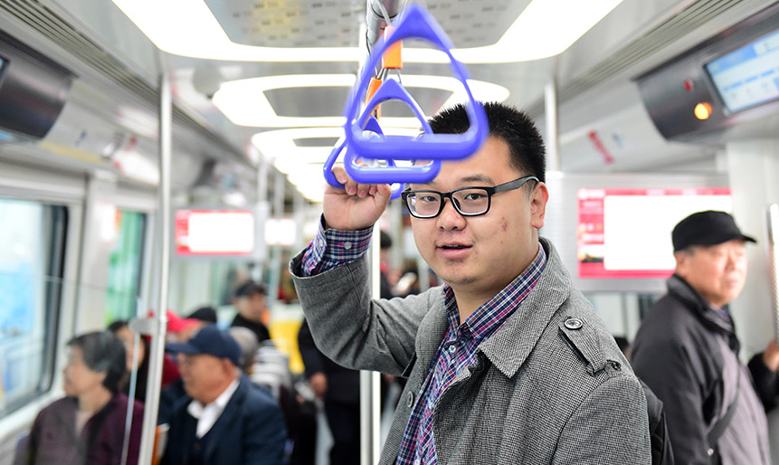 开往春天的11号线 他们的脸上写满喜与乐