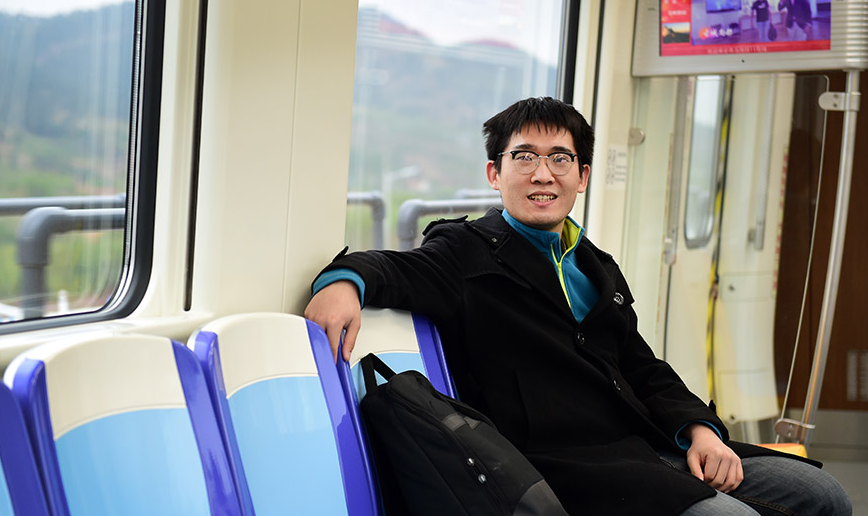 开往春天的11号线 他们的脸上写满喜与乐