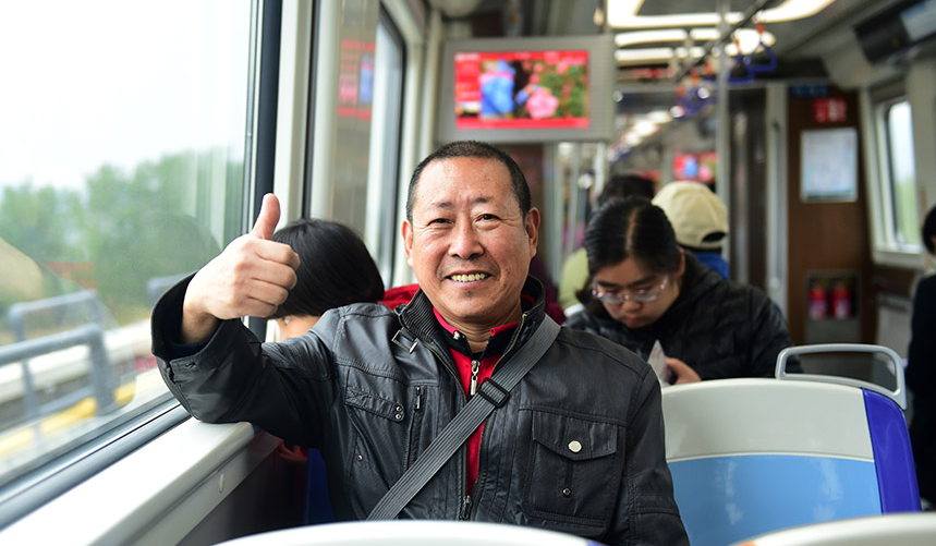 开往春天的11号线 他们的脸上写满喜与乐