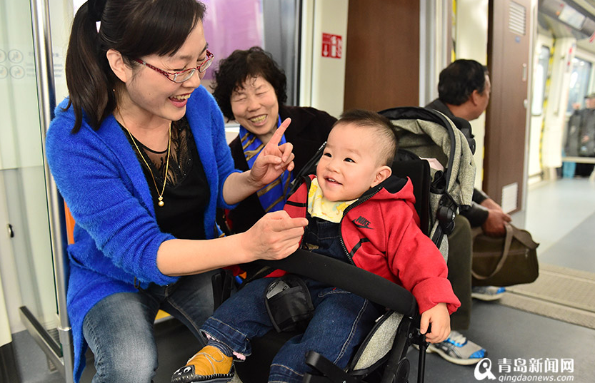 开往春天的11号线 他们的脸上写满喜与乐