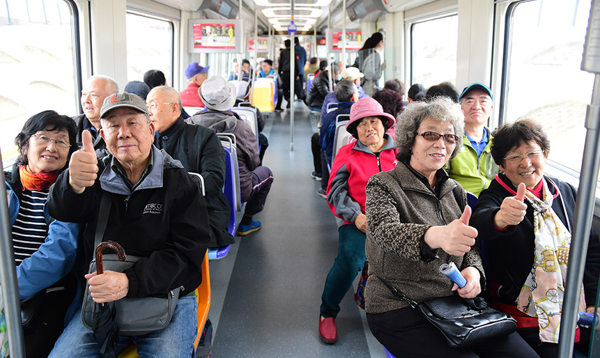 开往春天的11号线 他们的脸上写满喜与乐