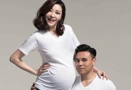 熊黛林产双胞胎女登人生巅峰！39岁高龄产妇真不易！