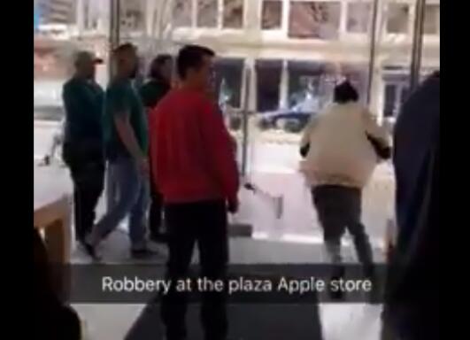 堪萨斯：苹果专卖店遭抢劫 美国强盗团伙上演“警匪大片”