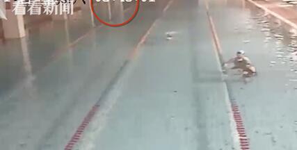 监控还原残忍一幕！女子泳池溺亡因救生员买烟 沉溺8分钟被游客发现