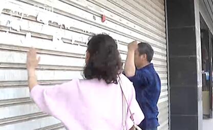 监控还原残忍一幕！女子泳池溺亡因救生员买烟 沉溺8分钟被游客发现