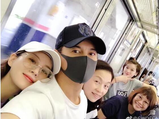 甜腻！隆诗夫妇罕见自拍甜炸了 刘诗诗