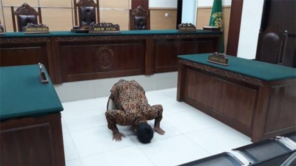 全印度最有味道的男子名叫“放屁” 辗转30年成功改名跪谢法庭