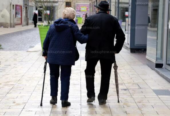 相恋73年 这对老夫妻在去世前几天做了让人意外的决定···