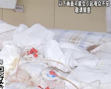 管道爆燃！17岁少女洗澡煤气爆炸 父母手足无措