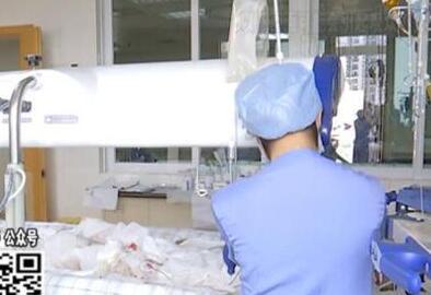 管道爆燃！17岁少女洗澡煤气爆炸 父母手足无措