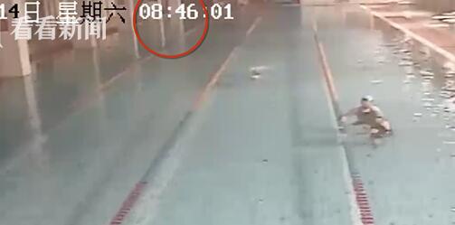 女子泳池溺亡救生员外出买烟 120赶到的时候人已经不行了