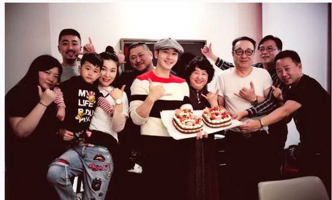 黄晓明为母亲庆生 全程未见儿媳妇Angelababy