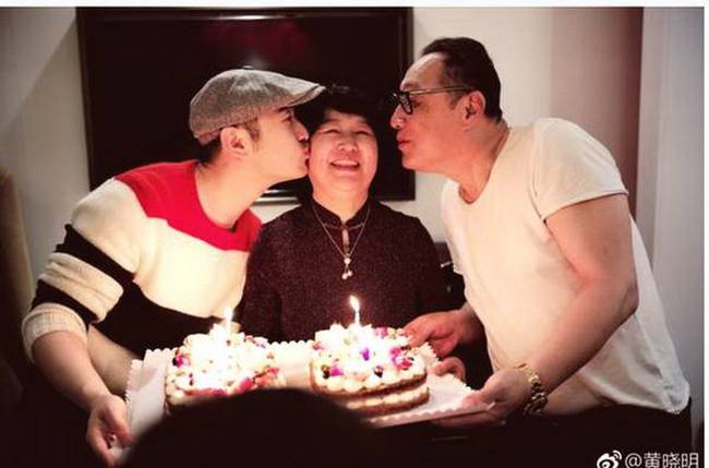 黄晓明为母亲庆生 全程未见儿媳妇Angelababy