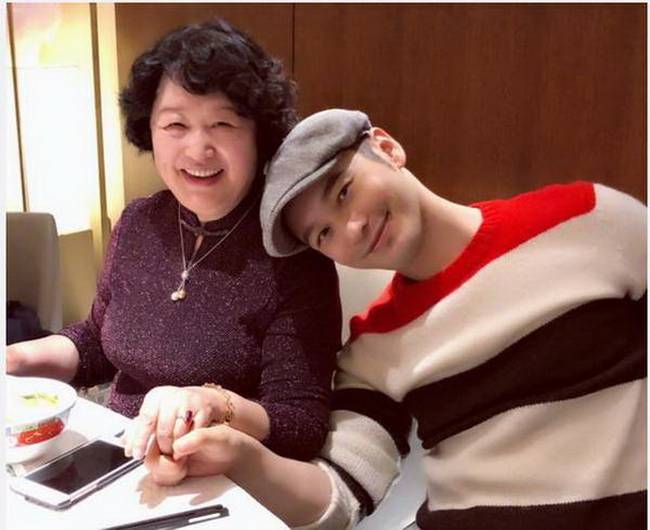 黄晓明为母亲庆生 全程未见儿媳妇Angelababy