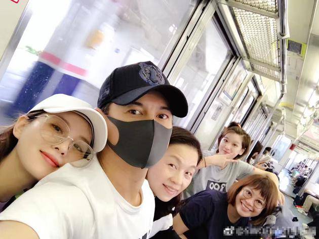 甜炸了!隆诗夫妇罕见自拍 网友喊话：就差一个娃娃了