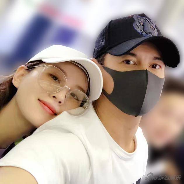 甜炸了!隆诗夫妇罕见自拍 网友喊话：就差一个娃娃了