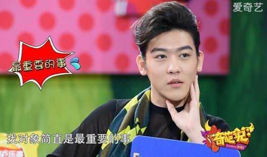 姜思达送谢娜礼物 网友：小皇冠和小纱裙这礼物可爱有心意